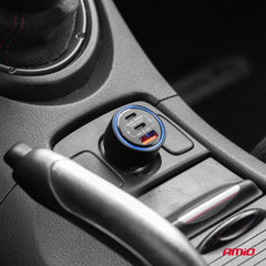 Kompakt biloplader med to USB-C-porte og én USB-A-port