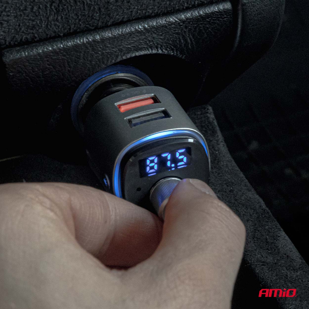 FM-transmitter med drejeknap og USB-A-porte